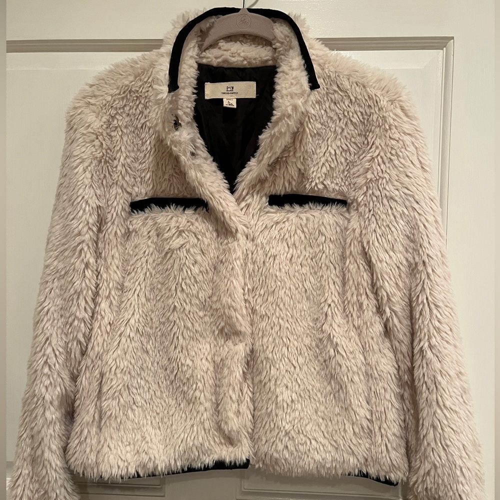 Women’s Fuzzy Jacket - Picture 2 of 6